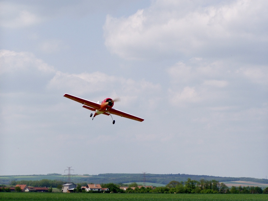 SU 26 při průletu.JPG